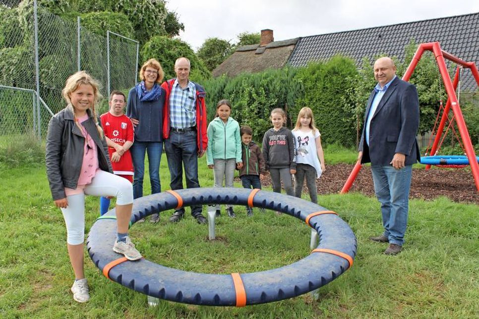 Bürgermeister Hartwig Bendfeldt (re.) mit den Spendern Dagmar Will-Schmütz und Carsten Schmütz (Mi.) bei der Einweihung am vergangenen Sonntag.