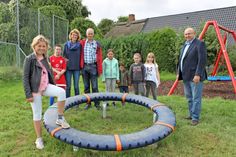 Bürgermeister Hartwig Bendfeldt (re.) mit den Spendern Dagmar Will-Schmütz und Carsten Schmütz (Mi.) bei der Einweihung am vergangenen Sonntag.
