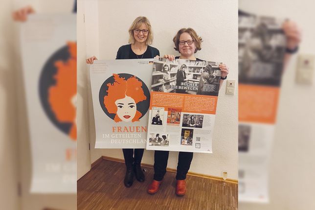 Kathrin Brümmer (re.), Leiterin der Gemeindebücherei Stockelsdorf, und Gudrun Dietrich, Gleichstellungsbeauftragte der Gemeinde Stockelsdorf, sind gemeinsame Veranstalterinnen des Filmabends und der Ausstellung in der Gemeindebücherei.