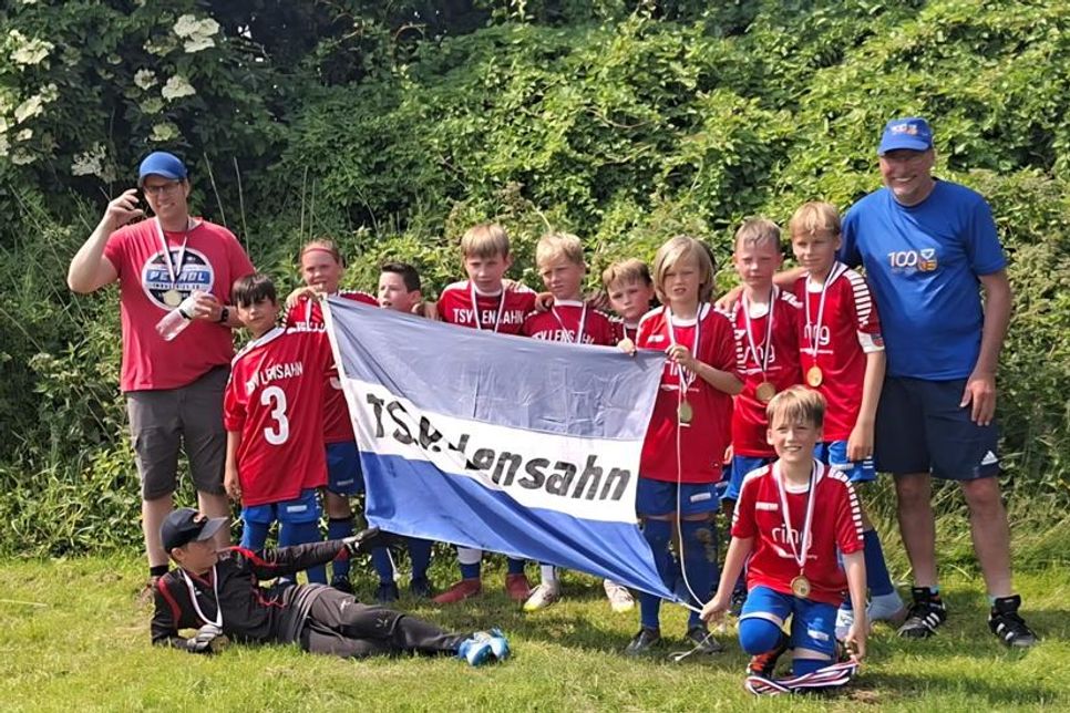 Der Meister-Nachwuchs des TSV Lensahn mit dem Trainer Jörg Meier (lks.) und Frank Müller (re.).