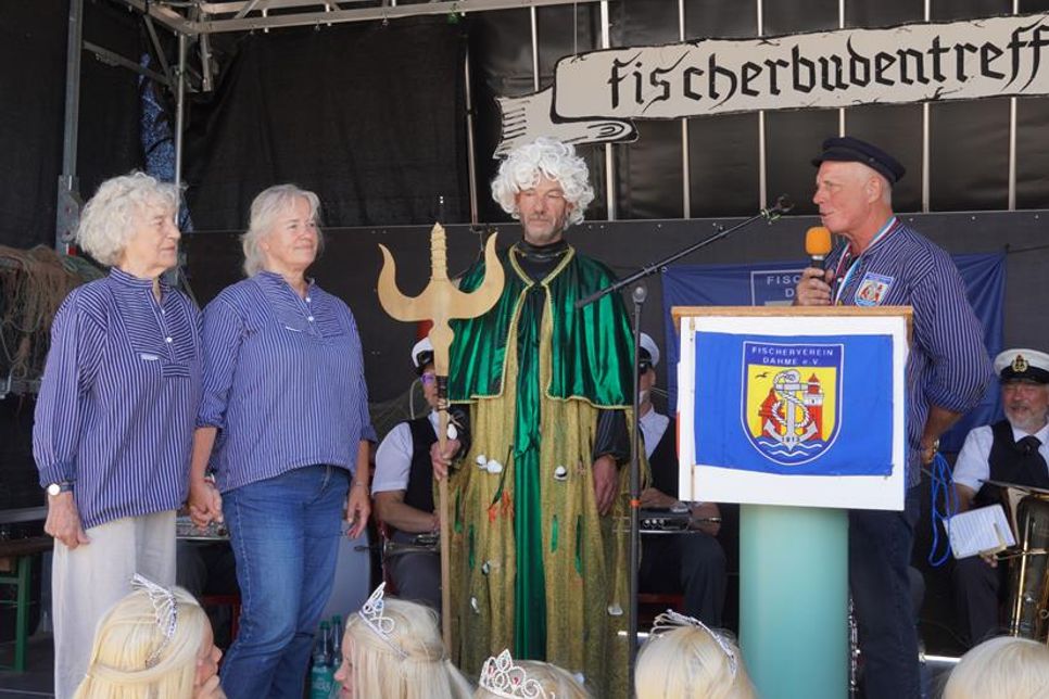 Bei der Feierstunde wurden Erika Höppner (lks.) und Ute Höppner mit dem Ehren-Aalritterorden ausgezeichnet.