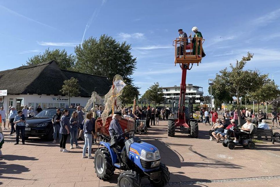 Per Hubsteiger fuhren Neptun und Vorsitzender Michael Höppner zur Promenade hinab, neben den Nixen ein Hingucker des Festumzugs.
