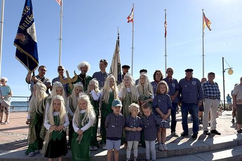 Zwischenstopp auf dem Seebrückenplatz: Beim Gruppenfoto standen vor allem die bezaubernden Nixen in ihren Kostümen im Mittelpunkt.