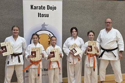 Die erfolgreichen Karateka mit Sensei Jens Grunwald.