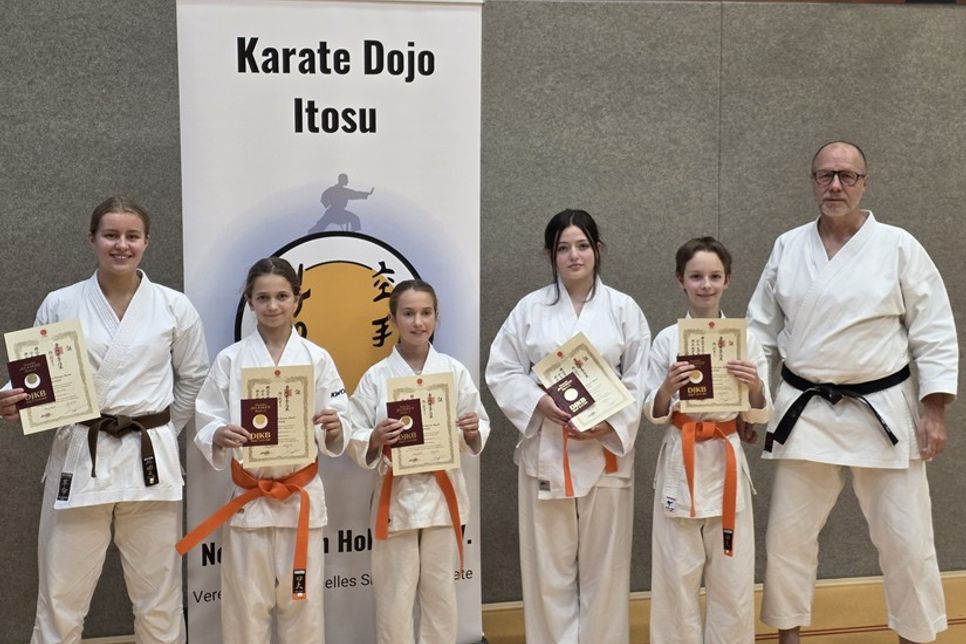 Die erfolgreichen Karateka mit Sensei Jens Grunwald.