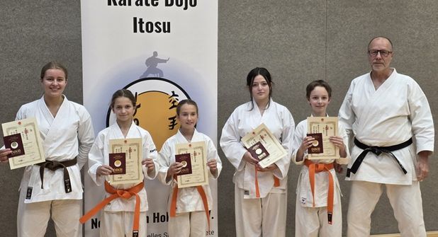 Die erfolgreichen Karateka mit Sensei Jens Grunwald.