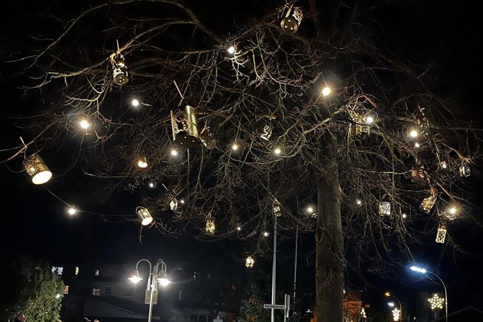 Jedes einzelne Schmuckstück am Tannenbaum wurde in Handarbeit gefertigt.