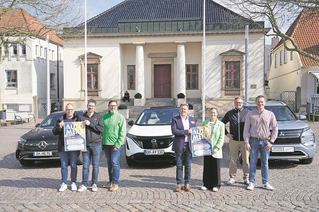 Vertreterinnen und Vertreter der teilnehmenden Autohäuser, Gewerbeverein, Stadtwerke und DJ Florian Stolz freuen sich auf ihre Automeile am Sonntag.