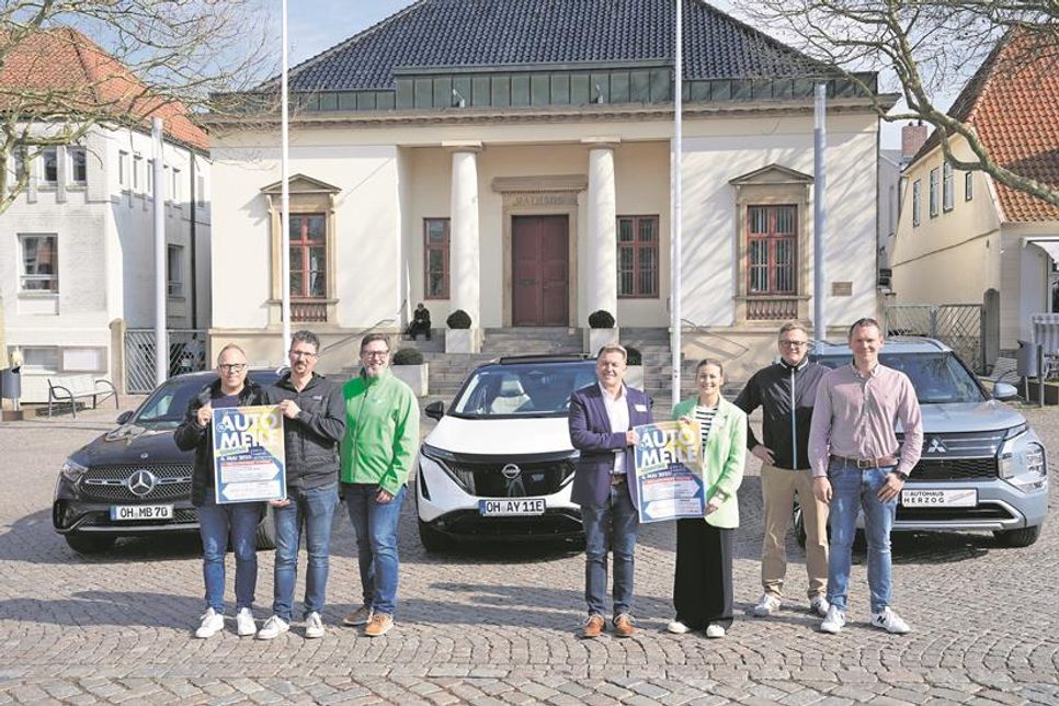 Vertreterinnen und Vertreter der teilnehmenden Autohäuser, Gewerbeverein, Stadtwerke und DJ Florian Stolz freuen sich auf ihre Automeile am Sonntag.