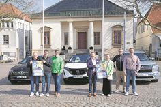 Vertreterinnen und Vertreter der teilnehmenden Autohäuser, Gewerbeverein, Stadtwerke und DJ Florian Stolz freuen sich auf ihre Automeile am Sonntag.