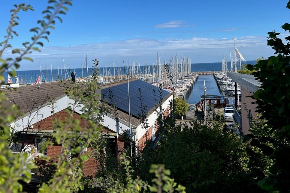 Blick über das Clubhaus des GSC mit dem südlichen Teil der PV-Anlage im Grömitzer Yachthafen.