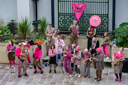 Schon zweimal haben die „Tinnitussis“ in ihrem schrillen Outfit im Forum den Saal gefüllt und am Ende ein ausgelassenes, fröhliches Publikum in die Nacht entlassen.
