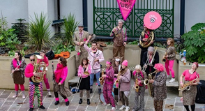 Schon zweimal haben die „Tinnitussis“ in ihrem schrillen Outfit im Forum den Saal gefüllt und am Ende ein ausgelassenes, fröhliches Publikum in die Nacht entlassen.
