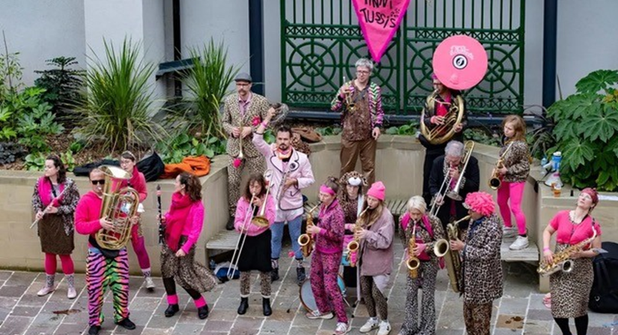 Schon zweimal haben die „Tinnitussis“ in ihrem schrillen Outfit im Forum den Saal gefüllt und am Ende ein ausgelassenes, fröhliches Publikum in die Nacht entlassen.
