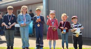 Die Kinderkönigspaare.