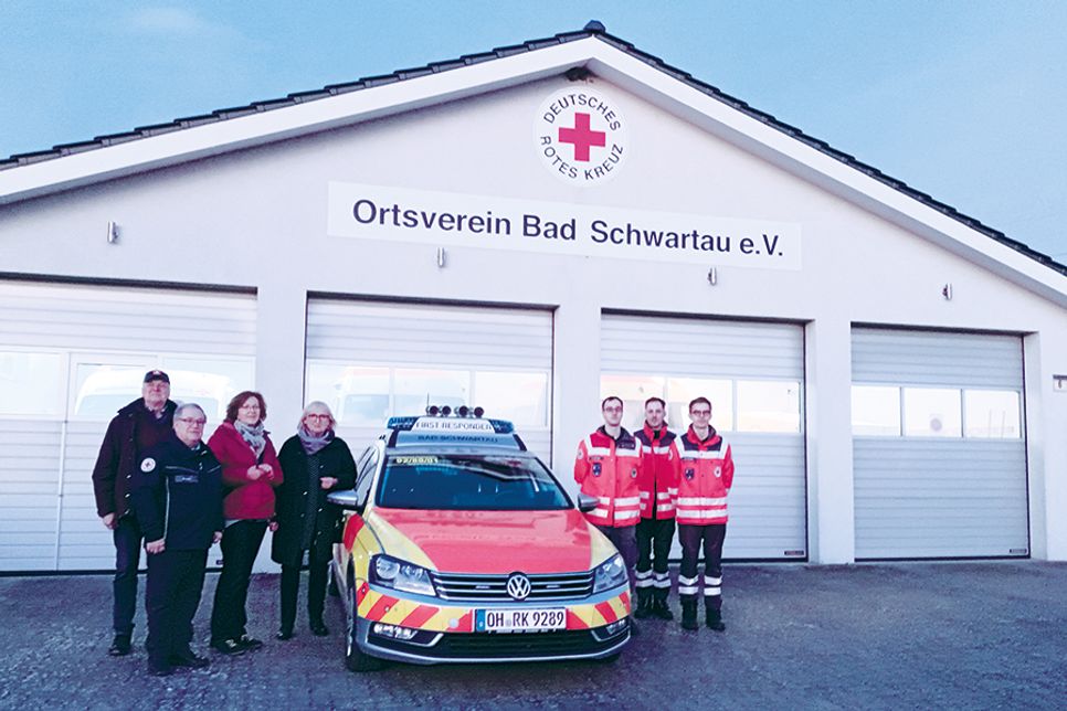 Die Spendenübergabe fand im Vorfeld des jüngsten Übungsabends statt: Jörg Martinovs (v.li.), Bruno Evers, Martina Martinovs, Birgit Clemens sowie Dennis Demirtas, Matti Pischke und Ole Hilgert.