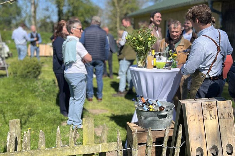Auf dem idyllischen Hofgelände im Wintersberger Weg 3 in Grömitz-Cismar steht die neue Produktionshalle, in der der edle Tropfen hergestellt wird.