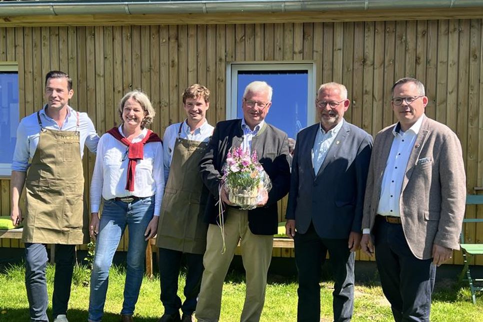 Auch Bürgermeister Sebastian Rieke (v. re.) und Bürgervorsteher Matthias Dammer gratulierten zu dem neuen Geschäftszweig.