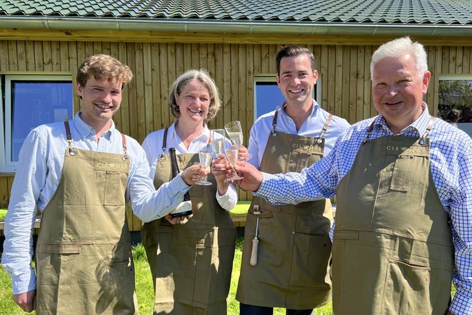 Stoßen auf und mit dem „Baltic Cider“ aus Cismar an (v. lks.): Georg Grimm, Caroline Grimm, Mauritz Crasemann und Friedrich Grimm.