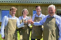 Stoßen auf und mit dem „Baltic Cider“ aus Cismar an (v. lks.): Georg Grimm, Caroline Grimm, Mauritz Crasemann und Friedrich Grimm.