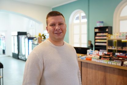 Nico Schumacher betreibt seit Januar den Kiosk am Bahnhof mit Servicestelle.