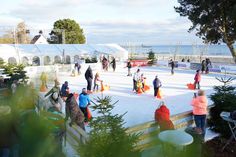 Auf der Eislauffläche unternahmen am Eröffnungstag viele Kinder ihre ersten Versuche auf dem Eis.