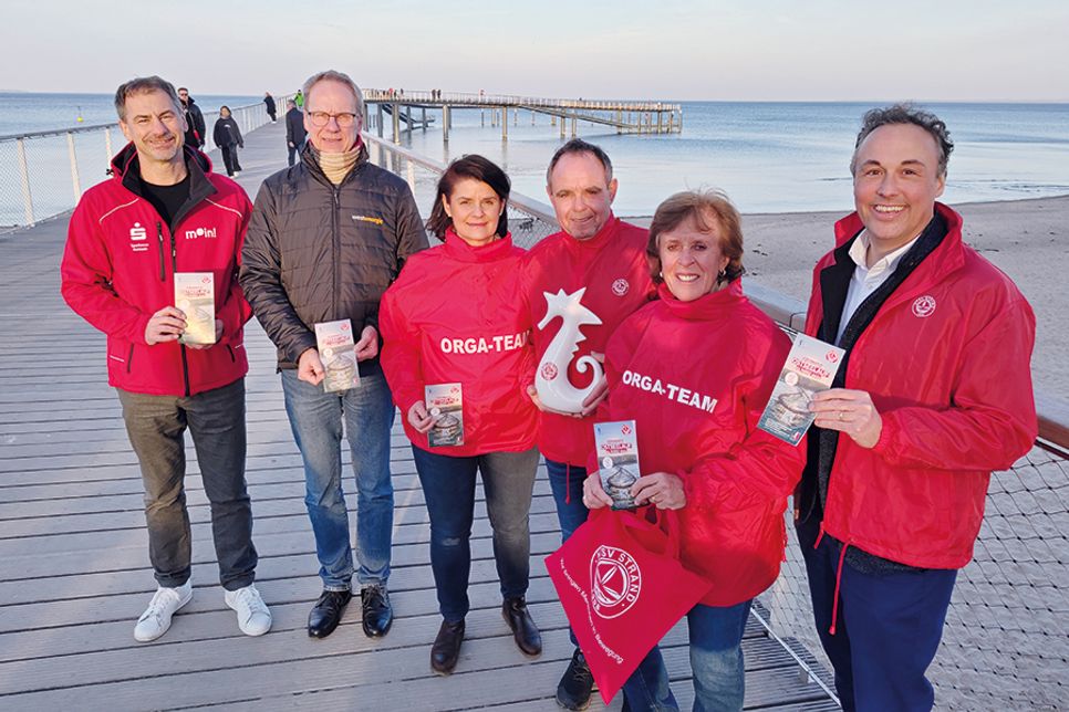 Veranstalter und Sponsoren freuen sich auf den 19. Ostseelauf (v.l.): Volker Schinkewitz (Sparkasse Ostholstein), Jörg Braun (WestEnergie), Ira Sikoudis, Andy Block und Sabine Bremeyer (alle NTSV Strand 08) sowie Christian von Oven (Coast Collection).