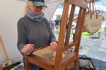 Verschiedene Kunsthandwerker nutzen die Gelegenheit, den Marktbesuchern ihr Handwerk näher zu bringen.