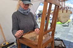 Verschiedene Kunsthandwerker nutzen die Gelegenheit, den Marktbesuchern ihr Handwerk näher zu bringen.