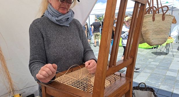 Verschiedene Kunsthandwerker nutzen die Gelegenheit, den Marktbesuchern ihr Handwerk näher zu bringen.