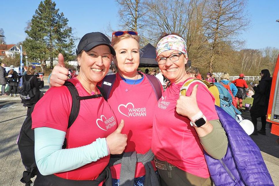 Jeder Schritt ein Grund zur Freude: Das galt am vergangenen Sonnabend beim „Frauenpower“-Wanderevent für Susanne Handt, Tanja Erbs und Petra Löhr (v.li.) wie für alle anderen Teilnehmerinnen. Die „Wanderwomen“ in Pink schafften die 27,5 Kilometer und sind nicht nur deshalb ausgewiesene Kämpferinnen.