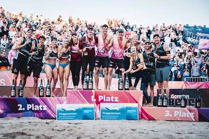 Die Deutschen Meisterinnen und Meister sowie Zweit- und Drittplatzierten der Beach-Volleyball-Meisterschaften auf dem Podest in Timmendorfer Strand.