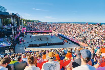 Noch einmal volle Tribünen bei den letzten Beach-Volleyball-Meisterschaften in Timmendorfer Strand mit einer super Stimmung bei den Fans und Spielern an allen vier Tagen. Ab nächstes Jahr findet neben „Stars am Strand“ ein zusätzliches Wochenende mit Comedy-Stars in der großen Arena statt.