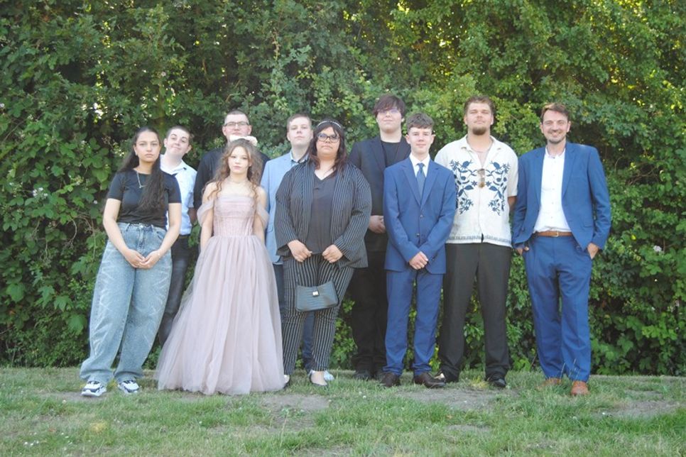 9a: Bozhidara Emilova, Jan-Erik Ströver, Anton Sticken, Anna Albul, Tjorven Andersson, Emily Zulk, Fabian Danitz, Tymur Vinichenko, Nikolai Gnepper, Klassenlehrer Marcel Arnemann (v. lks.)