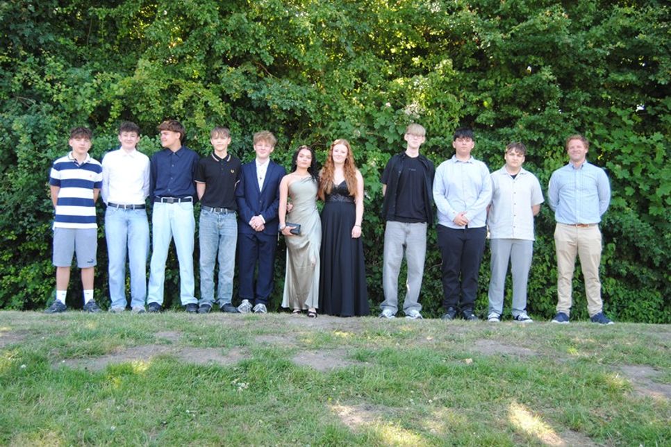 9b: Srdan Topic, Mats Sager, Til Möding, Matteo Abraham, Eric Ingenillem, Melissa Schenone, Lina Petersen, Mattis Gau, Alin Bara, Rafael Rizos, Klassenlehrer Nico Frewert (v. lks.). Mia-Marie Franke und Taima Al Mual nicht auf dem Foto.