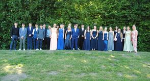 10a: Henning Reichelt, Colin Dohrmund, Philip Andersson, Timo Sternal, Mattis Dons, Erik Jansen, Jason Milbers, Mila Görtz, Szymon Ali Sinipour, Pia Fabian, Thies Dittmer, Mira Kaufhold, Timon Kappen,  Paul  Knoop,  Tjark  Noack,  Louis  Mittag,  Nele  Sköries,  Emma  Schöning,  Sofi e  Otto, Melanie  Bayer,  Levke  Seidler,  Selina  Schrader,  Amadea  Kantler,  Lisa  Johnsen,  Alyssa  Bötel, Klassenlehrerin Annika Meyer (v. lks.). Kseniia Kushynova nicht auf dem Foto.