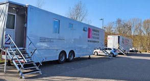 Das Mammobil in Bad Schwartau, hierher müssen Frauen aus dem PLZ-Bereich 23701 in diesem Jahr zum Mammographie-Screening kommen.
