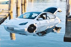 Dieser weiße Tesla landete am Samstagabend unfreiwillig in der Trave und war damit auch ein willkommenes Fotomotiv für Urlaubs- und Tagesgäste in Travemünde.