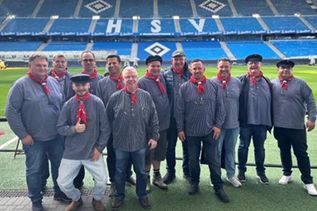 Gildebrüder mit dem amtierenden Schützenkönig Benedikt Steiner (4. v. re.) im Volksparkstadion.