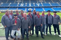 Gildebrüder mit dem amtierenden Schützenkönig Benedikt Steiner (4. v. re.) im Volksparkstadion.