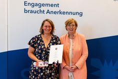 Angelika Kojellis vom TSV Grömitz (lks.) erhält die Ehrennadel für ihren Einsatz in der Leichtathletik von Innenministerin Dr. Sabine Sütterlin-Waack.