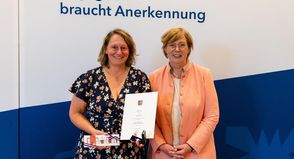 Angelika Kojellis vom TSV Grömitz (lks.) erhält die Ehrennadel für ihren Einsatz in der Leichtathletik von Innenministerin Dr. Sabine Sütterlin-Waack.