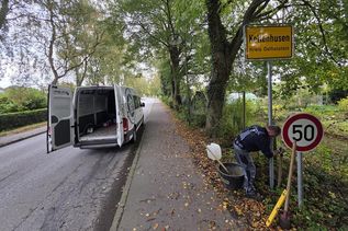Der Bauhof hat das neue Ortsschild in Kellenhusen aufgestellt und gesichert.