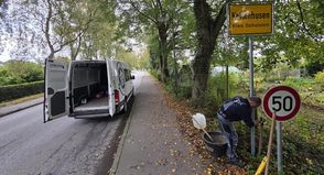 Der Bauhof hat das neue Ortsschild in Kellenhusen aufgestellt und gesichert.