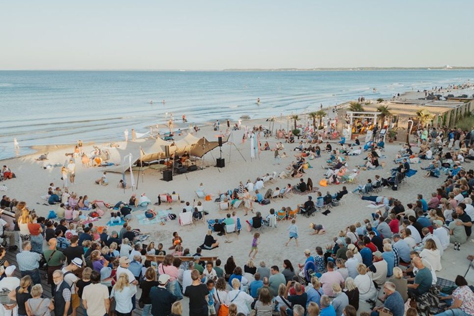 Auf alle Ostseefreunde warten mit den Veranstaltungen der Tourismus-Agentur Lübecker Bucht auch in 2026 viele Erlebnisse, wie hier bei einem der zahlreichen „Musik im Strandkorb“-Konzerte.