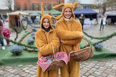 Auch die großen Osterhasen werden wieder auf dem Marktplatz unterwegs sein und Süßigkeiten verteilen.