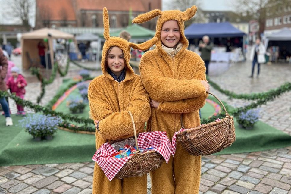 Auch die großen Osterhasen werden wieder auf dem Marktplatz unterwegs sein und Süßigkeiten verteilen.