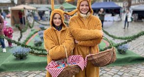 Auch die großen Osterhasen werden wieder auf dem Marktplatz unterwegs sein und Süßigkeiten verteilen.