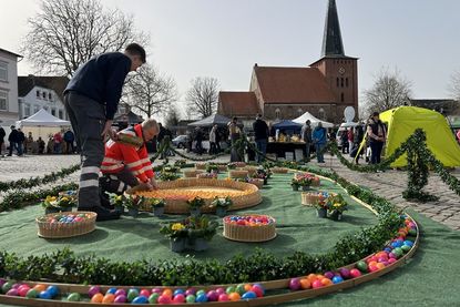 Das mehrere Meter hohe Ei wird am Morgen aufgebaut und besteht aus rund 3.000 gefärbten Eiern.