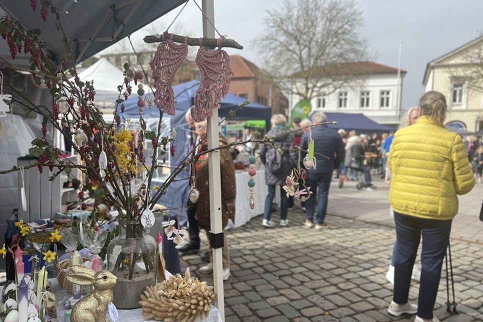 Zahlreiche Kunsthandwerker und Aussteller bieten handgefertigte Produkte an.